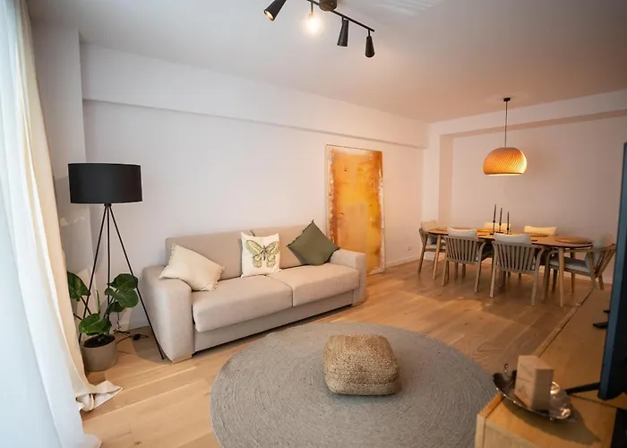 The Level Sanctuary: Free Parking & Netflix Apartment Bucureşti