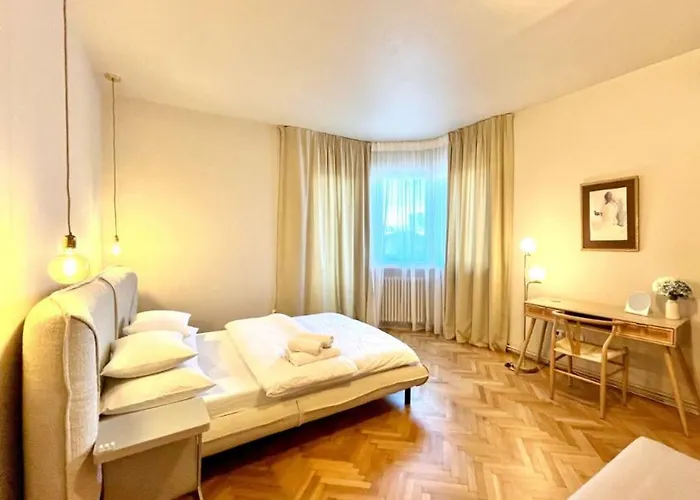 City Center Unirii Square Private Rooms With City View - Shared Amenities Bucureşti