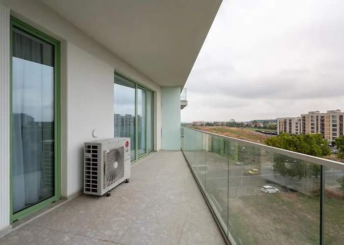 Roots Two - Tranquil Lakeview Escape With Balcony Bucureşti