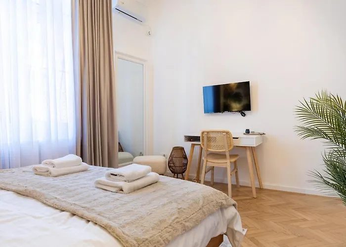 Stylish City House With Yard 4 Pers Bucureşti